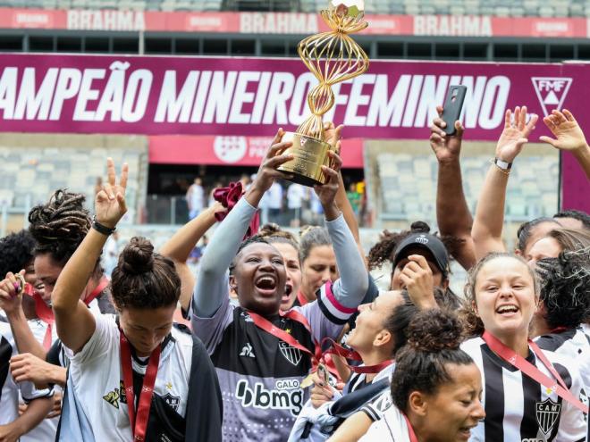 O Atlético ergueu pela segunda vez seguida o troféu de campeão do Mineiro Feminino
