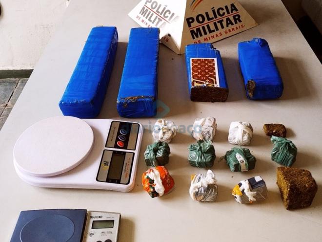 As barras e porções menores apreendidas pela PM durante o cerco policial