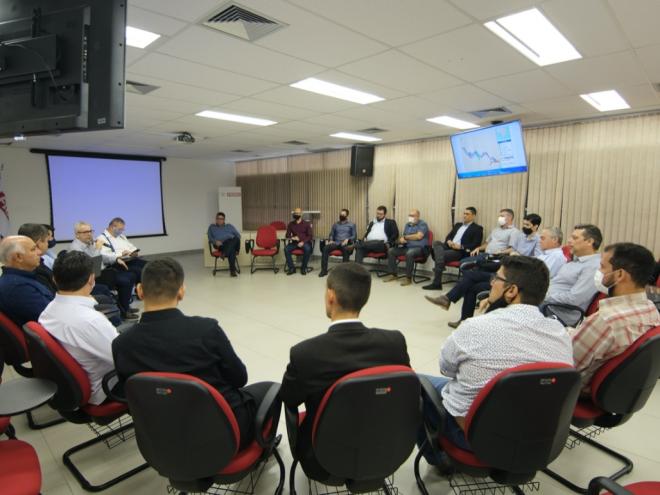 O prefeito Bruno Morato e o vice, Oliveirinha, participaram de reunião que apresentou detalhes da unidade de transbordo 