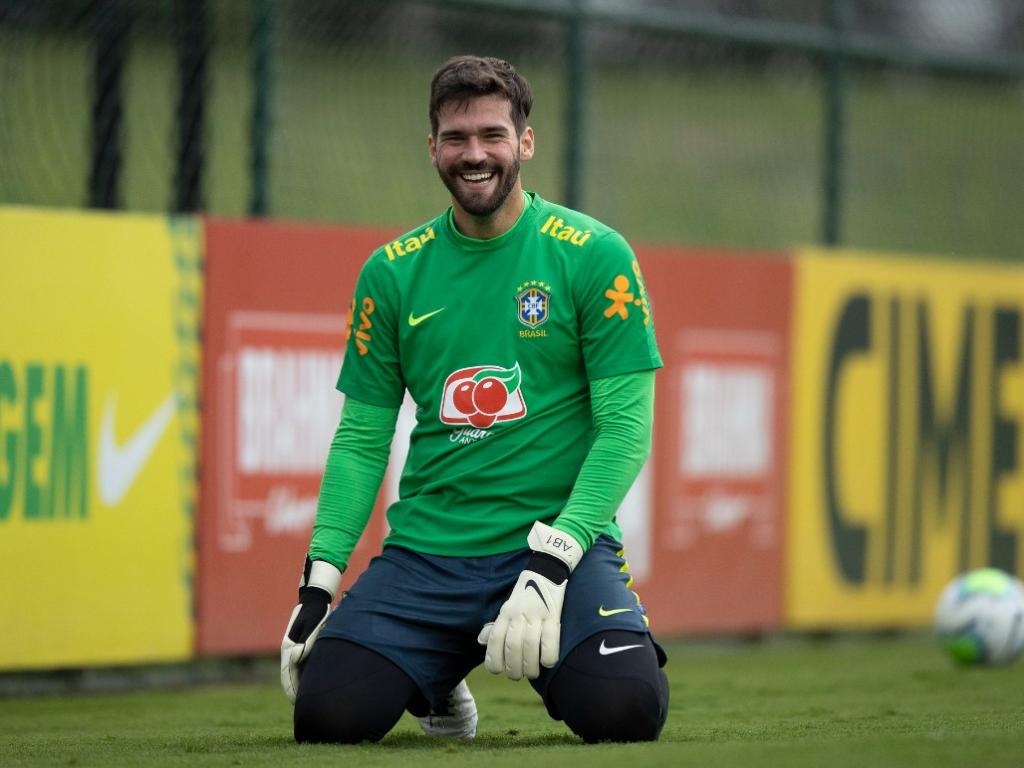 Alisson é eleito o melhor goleiro do mundo pela Fifa