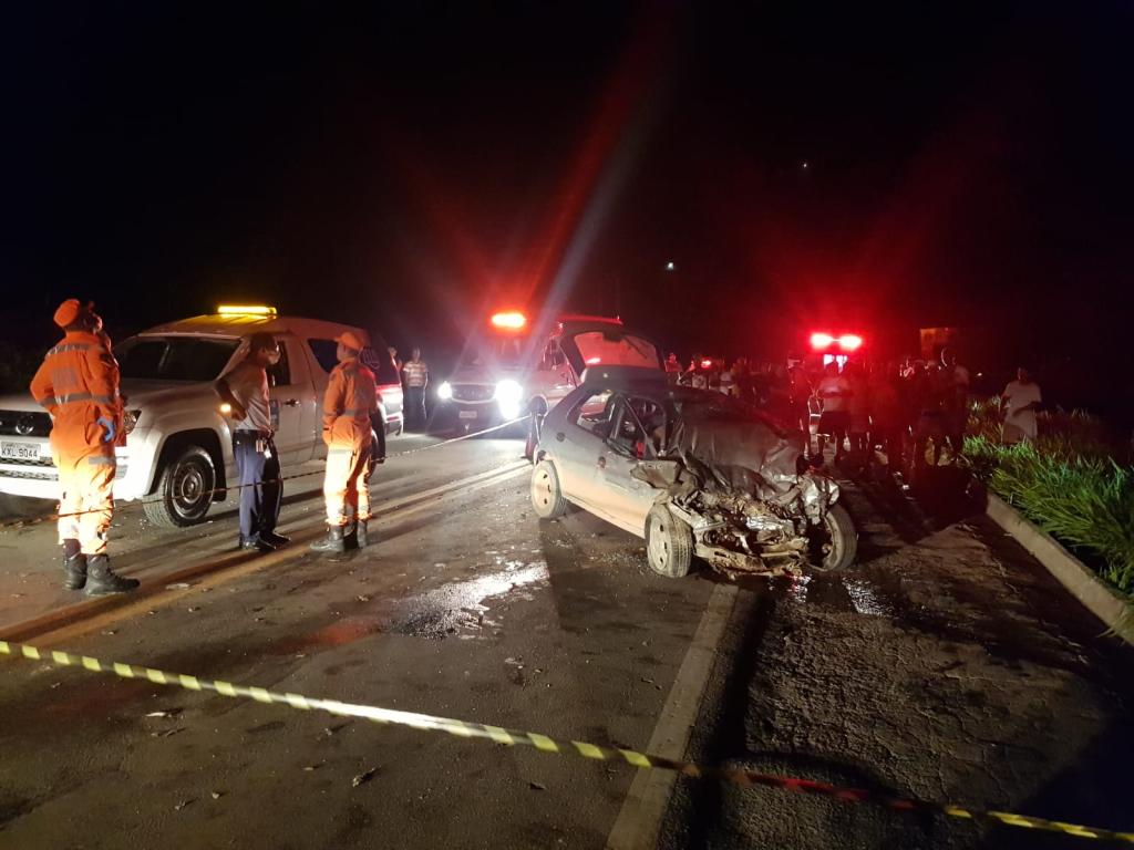 Condutor do Celta foi encontrado sem vida, quando equipes dos Bombeiros Militares chegaram ao local da colisão, na saída de Naque para Valadares 