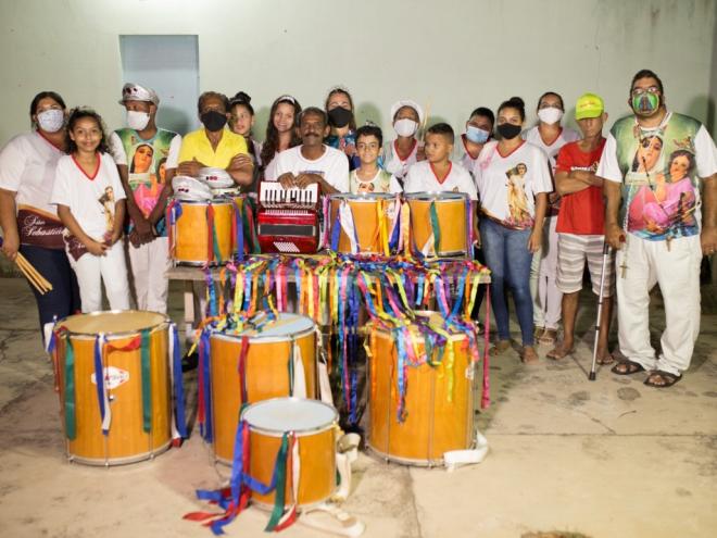 Alunos e comunidade escolar interagem com a tradição do congado e da cultura afro-brasileira