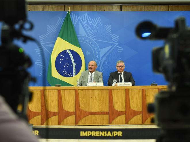 O ministro da Educação, Milton Ribeiro (E), participa de solenidade de certificação do Programa Nacional das Escolas Cívico-Militares, no Palácio do Planalto