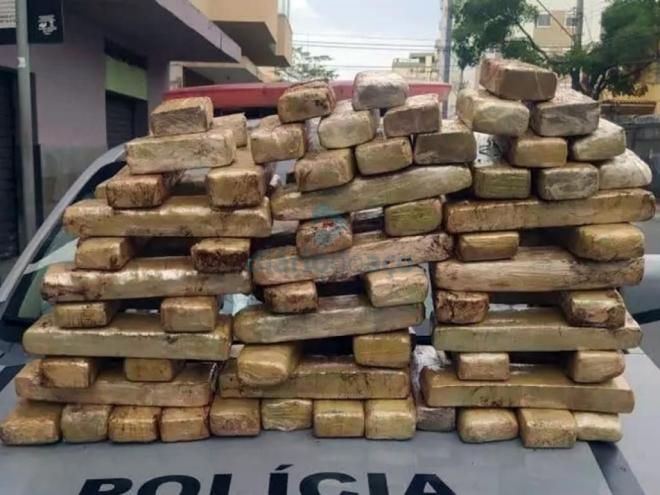 As barras de maconha encontradas em três malas das duas jovens acusadas de tráfico de drogas