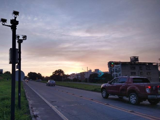No trecho da BR-381, no bairro Parque Caravelas, o limite de velocidade dos veículos é de 50 km/h 