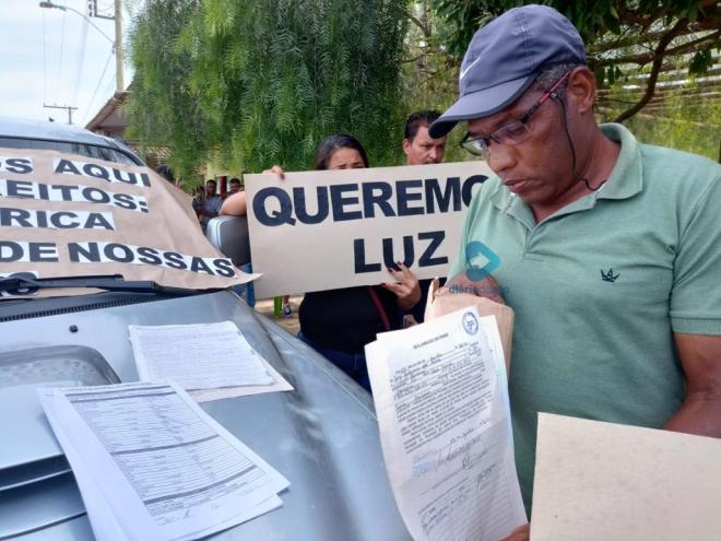 Gerônimo mostra documentos e diz que espera pela energia há sete anos