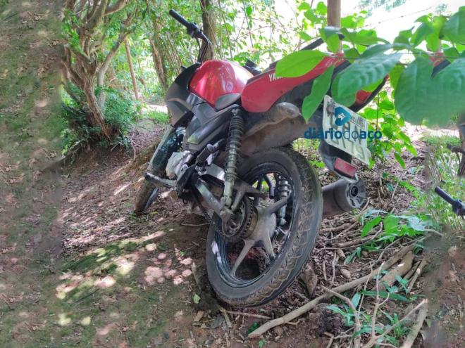 Motocicleta usada pela dupla, para cometer o crime no bairro Esperança fora furtada em Coronel Fabriciano e foi encontrada abandonada no meio do mato no bairro São Vicente