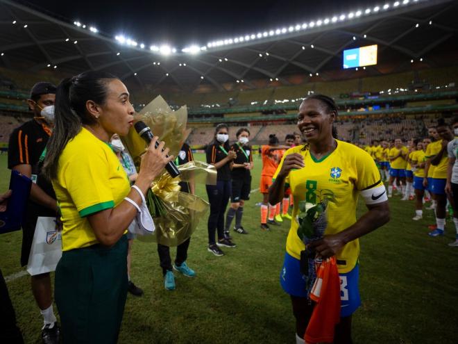 A rainha Marta compareceu ao jogo para homenagear Formiga, que fez seu 234º jogo pela seleção