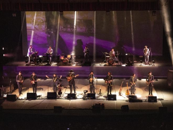 No palco, os 13 artistas apresentam novas roupagens e arranjos especiais para clássicos dos Beatles