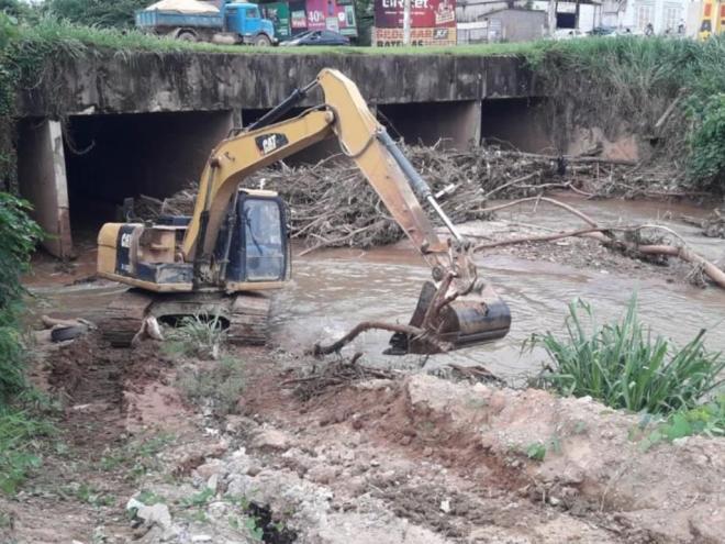 Um dos locais assistidos pelo trabalho são as manilhas sob o viaduto entre os bairros Canaã e Cidade Nobre, próximo à área da feira