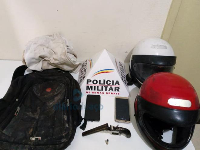 Os objetos apreendidos com os dois autores do assalto ao posto na noite de sexta-feira