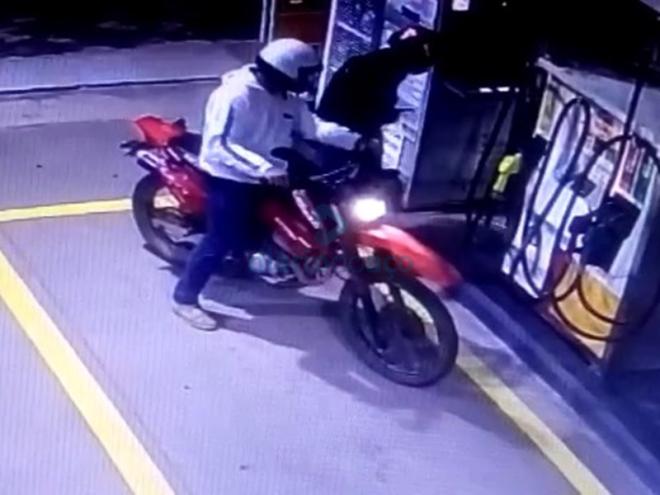 O momento que os autores roubavam o dinheiro do posto no bairro Santa Maria, em Timóteo