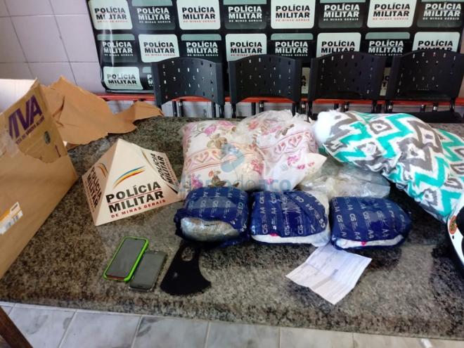 Três pacotes com skunk, a conhecida supermaconha, estavam dentro de uma caixa com dois travesseiros