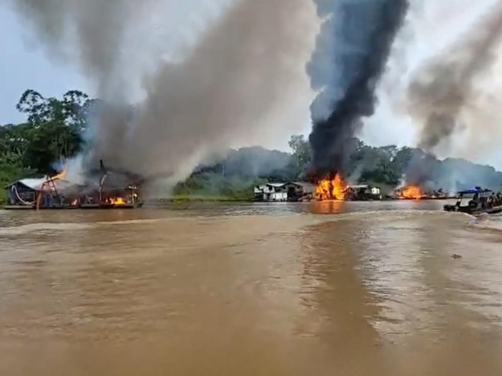 Em uma ação programada, centenas de balsas foram instaladas em rio na Amazônia, em menos de uma semana 