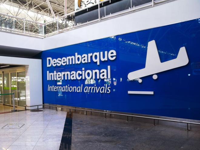 Casos de nova mutação do coronavírus crescem em todo o mundo e viagens internacionais voltam a enfrentar restrições 