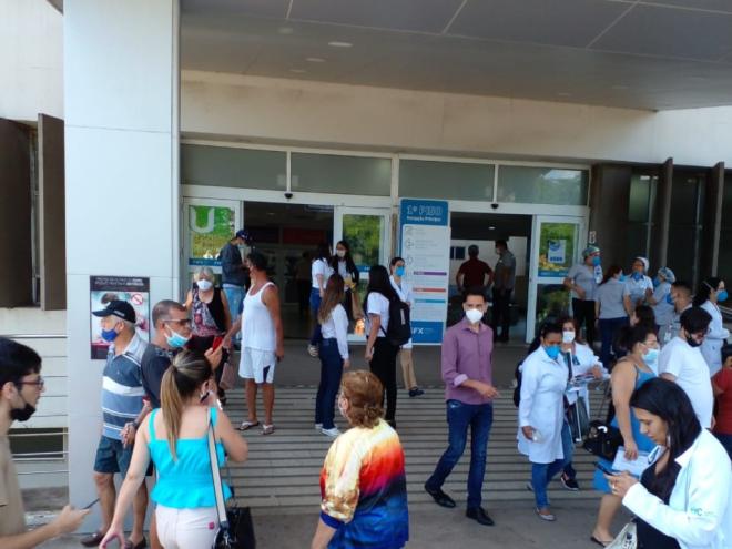 O público, pacientes e funcionários dos setores próximos ao local do princípio de incêndio foram retirados por medida de segurança, ninguém se feriu, conforme nota oficial da FSFX 