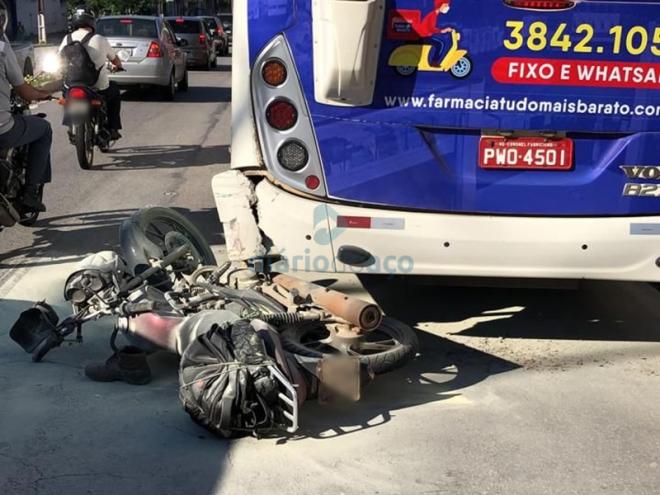 A moto chegou a se incendiar depois da colisão na traseira de um ônibus