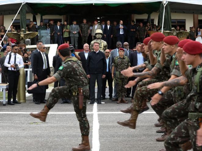 O presidente da República, Jair Bolsonaro, ao participar de cerimônia de formatura do 76º Aniversário da Brigada de Infantaria Pára-quedista em 26/11