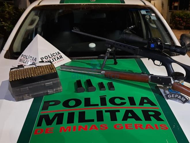 As armas e a munição apreendidas durante a abordagem da PM de Meio Ambiente
