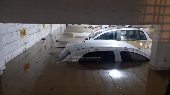 No bairro Centro Norte, em Timóteo, a enxurrada inundou várias ruas e uma garagem no subsolo de um prédio foi invadida pela água da chuva, deixando carros parcialmente submersos