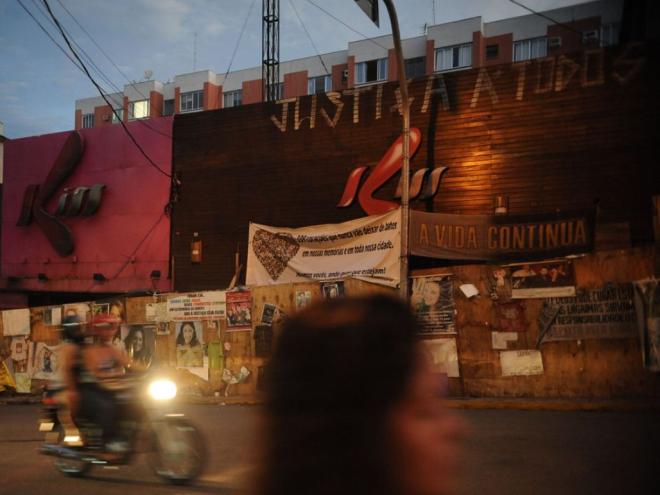 A tragédia, que matou principalmente jovens, marcou a cidade de Santa Maria, conhecido polo universitário gaúcho, e abalou todo o país, pelo grande número de mortos e pelas imagens fortes; tragédia levou à revisão dos critérios para concessão de alvarás de funcionamento para estabelecimentos dessa natureza em todo Brasil 