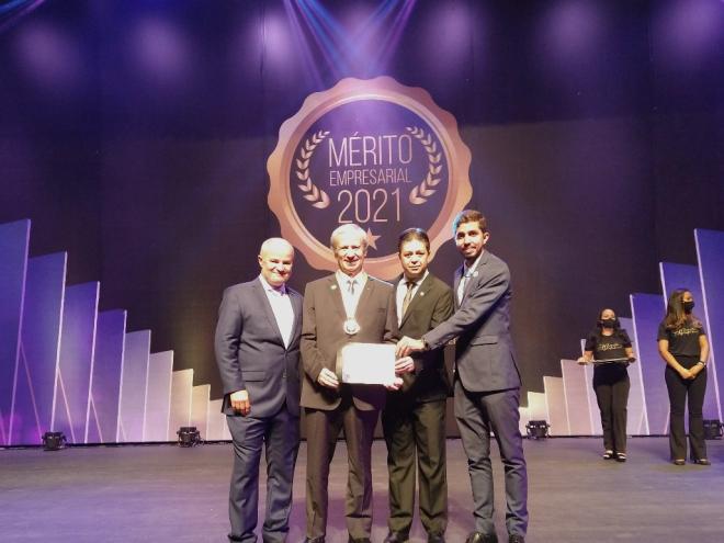 Valmir Rodrigues, Sergio Leite, Luís Henrique Alves e Gustavo Nunes durante a entrega da homenagem, em Belo Horizonte