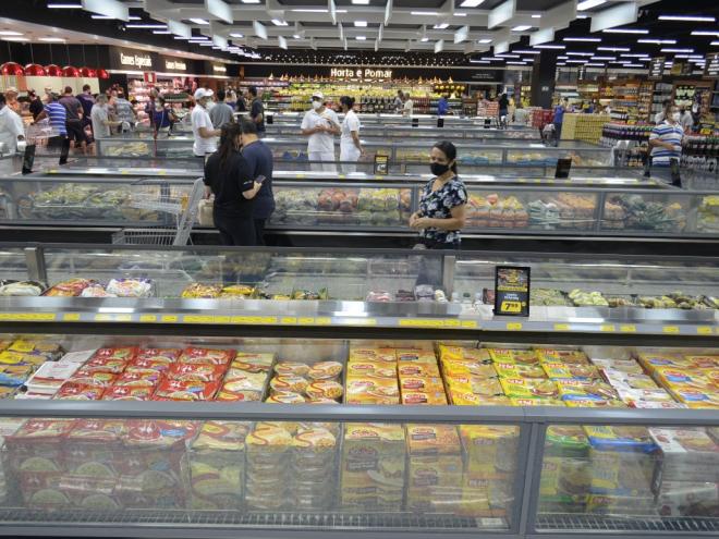 Novo empreendimento tem 3.500 metros quadrados, 300 funcionários diretos e 25 checkouts