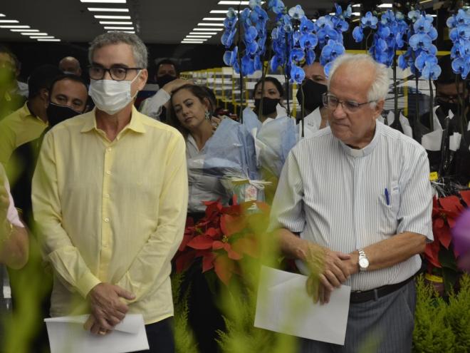 O diretor do Coelho Diniz e deputado federal, Hercílio Diniz, recebeu os primeiros consumidores ao lado do padre Geraldo Ildeo