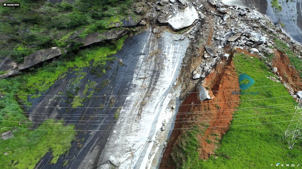 Registro fotográfico em 3D mostra pedra escorada precariamente no alto da encosta 