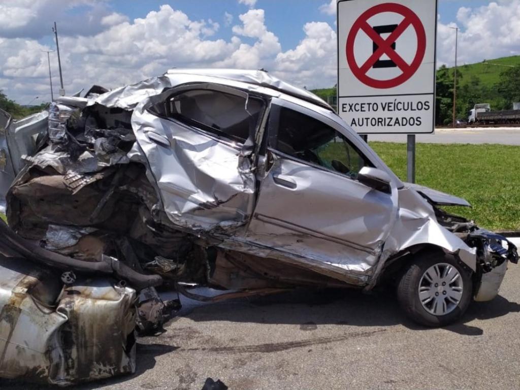 Destroços estavam abandonados no local do acidente e no interior de carro envolvido foram apreendidos tabletes de cocaína pura 