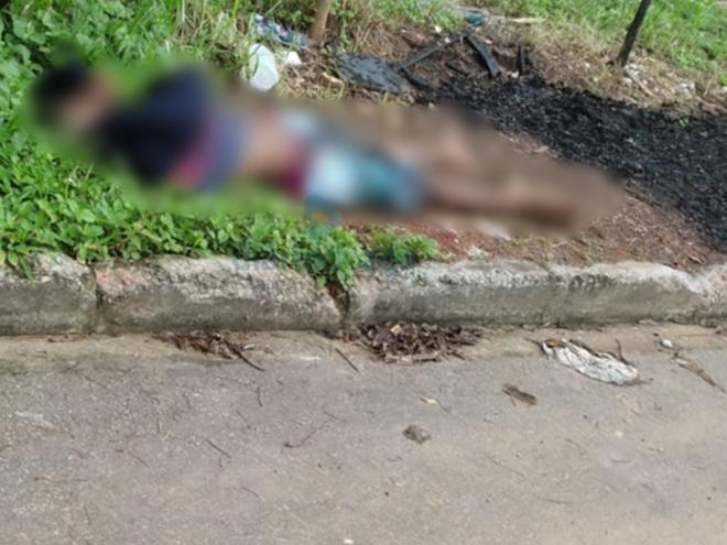 O corpo da vítima estava na margem da rotatória no bairro Recanto, em Ipatinga