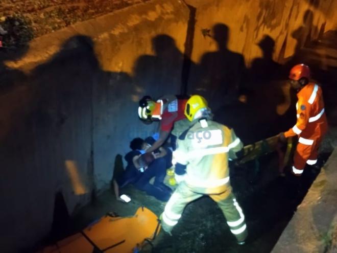 Os bombeiros fizeram o resgate da vítima caída na galeria