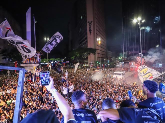 Do alto do caminhão dos bombeiros, elenco festejou o bicampeonato com a torcida na Praça Sete