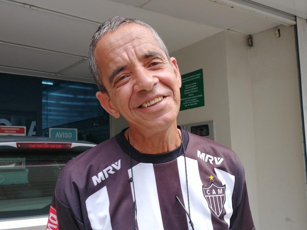 Pedro Costa, 47 anos: ''Pensei que a gente ia acabar vendo a final no domingo com aqueles dois gols (do Bahia), mas graças a Deus passamos por cima e estamos com a taça antes de acabar o campeonato. É a primeira vez que vejo título brasileiro atleticano. Para mim é uma alegria, desde que nasci sempre gostei do Atlético, sou torcedor fanático. Tenho um filho, Pablo de 18 anos, e minhas enteadas, Tainara de 18, Taíssa de 15 e Iasmin de 12 anos, todos atleticanos e que tiveram que esperar menos tempo que eu. No domingo vou para casa da sogra porque o almoço é lá, vamos assar uma carninha para curtir o título'' 