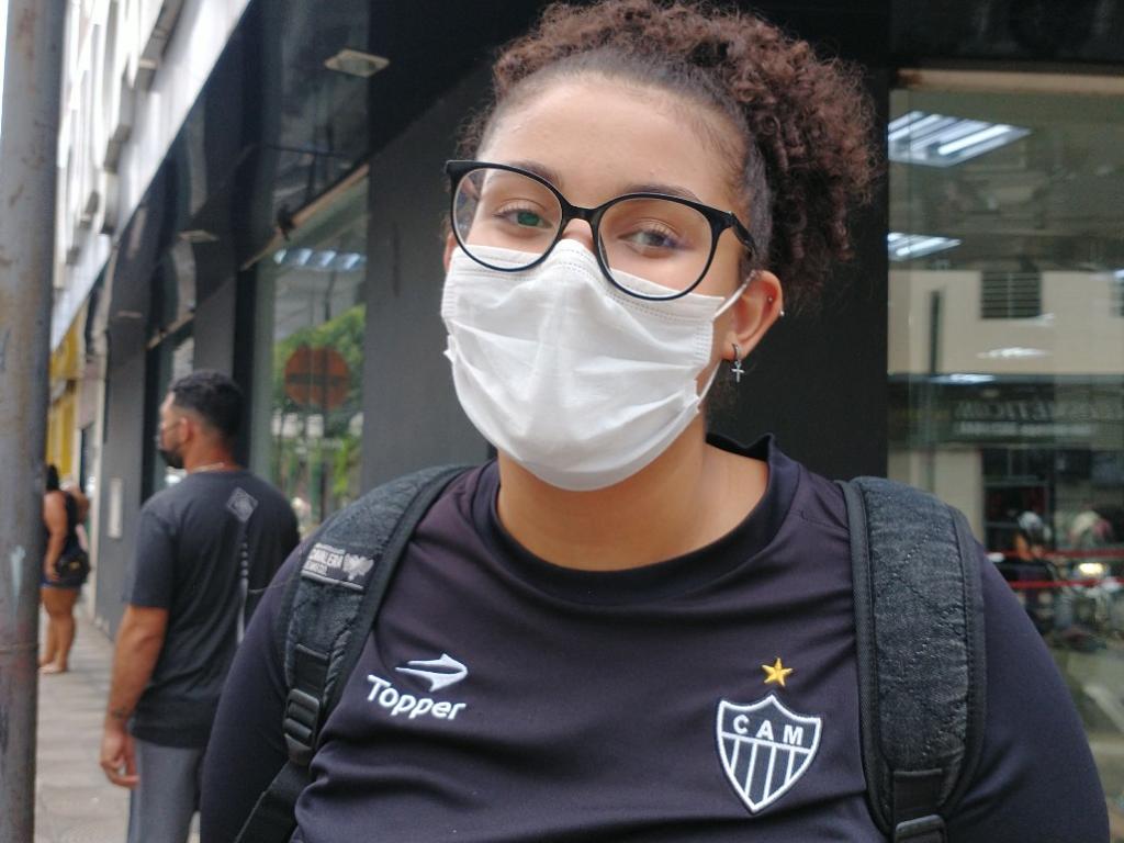 Caroline Praxedes, 17 anos: ''Assisti ao jogo em um bar no Veneza. Foi muito emocionante a virada, comemorei com a galera soltando foguete, foi muito bom. Vou fazer festa no domingo, são 50 anos sem ganhar, tem que comemorar, agora é só alegria. E a Copa do Brasil tá aí... Tive que esperar pouco tempo para ver o Galo ser campeão em comparação aos outros. Ficar esse tempo todo sem título não faz diferença nenhuma para ser torcedor, a emoção é a mesma. E eu também torço pelo meu vô, que tem 60 anos e me ensinou a torcer para o Galo. Ele estava esperando há muito tempo, eu tenho 17 anos, mas a comemoração foi a mesma. Meu avô estava muito empolgado, agora conseguiu comemorar de verdade, já que no primeiro título ele tinha dez anos''