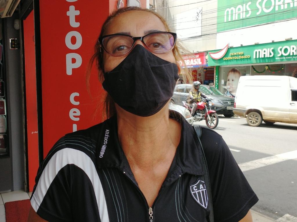 Vilma Pereira Barros, 55 anos: ''Lembro mais ou menos do primeiro título. Lembro que pulava muito porque ganhei uma camisa (do Atlético) de presente do meu irmão, na época. Foi daí que passei a ser atleticana. Comemorei o título na minha casa, com meu marido e meu filho cruzeirenses. Eles achavam que não ia ganhar o título em cima do Bahia. Na hora que ganhou eu comecei a gritar da janela do meu apartamento, no quarto andar. Meu marido começou a falar que era bobeira e eu respondi que não era bobeira, que ele estava era com inveja. Tenho duas filhas atleticanas e um filho cruzeirense, assim como meu marido e meu ex. Valeu esperar 50 anos pelo título. Não importa se é 50 se é 100, o importante é que nós ganhamos. No domingo vai ter alguma festa na minha casa, mesmo que meu marido e meu filho não queiram eu vou comemorar''