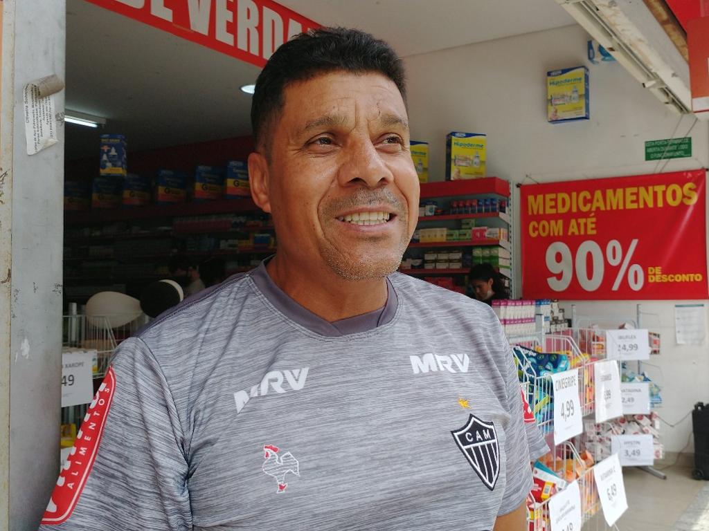 Nelson Fernandes, 54 anos: ''Tenho noção muito longe do primeiro título, de sair correndo com o pai e brincando, a gente gritando ?Galo campeão?. De lá para cá foram momentos de ansiedade vendo o time batendo na trave, pensando que no ano que vem ia dar certo. Assisti ao jogo em casa sozinho, porque minha esposa não gosta muito de futebol. Fiquei ansioso, quando o Bahia fez dois gols eu pensei que o título ia ficar para domingo, em casa, que é mais tranquilo. Tenho um filho cruzeirense e outro atleticano, que foi ver o jogo num bar. Após a partida eu fui para o bar encontrar com ele e comemorar. No domingo vou fazer churrasco em casa. Meu pai tem 82 anos e curtiu muito ver o título de novo, vibrou demais. Eu também vi o bi, mas para o meu pai foi ainda mais importante, porque ele viveu aquilo na época, com o pai dele em casa, acamado. Agora foi uma alegria imensa ele viver a conquista do bicampeonato do Atlético''
