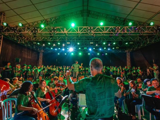 Integrantes da Escola Municipal de Artes Cênicas (EMAC) e Escola de Música Tenente Oswaldo Machado (TOM) deram o tom da festa