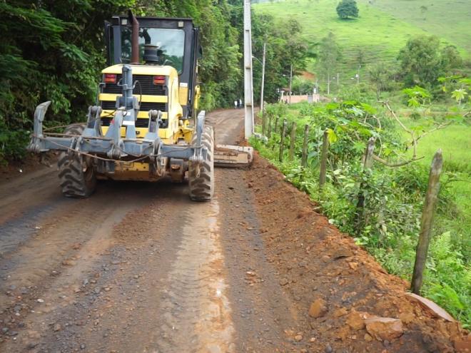 Após o piso ser devidamente assentado, a estrada terá aproximadamente três quilômetros de calçamento