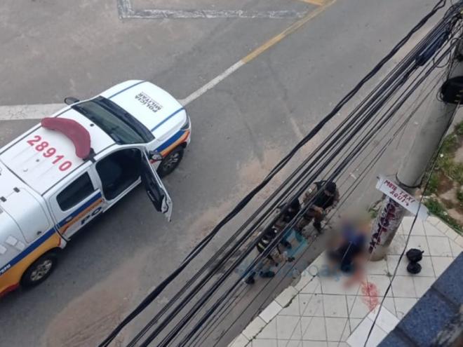 Uma das vítimas, que correu e caiu na calçada em uma rua nas proximidades do local do atentado, depois de ser baleado
