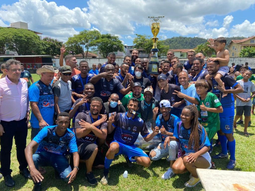 Muita festa após o recebimento do troféu de campeão