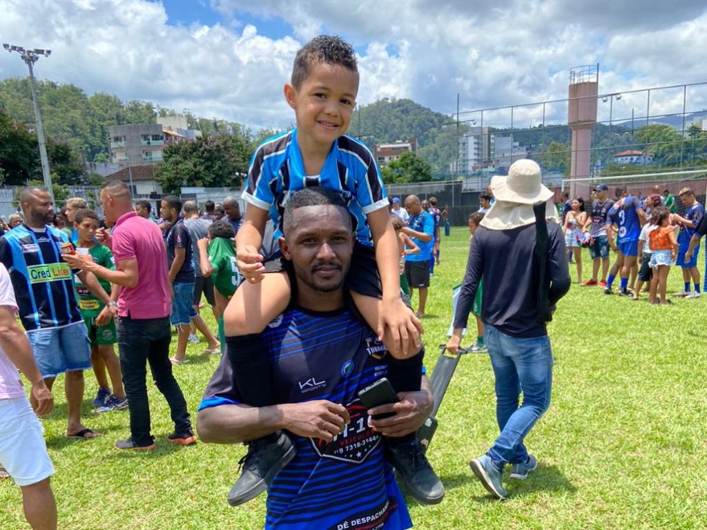 Autor do gol do título, o atacante Pelé comemorou carregando o filho Luiz Fernando, de 5 anos, em meio a muita festa