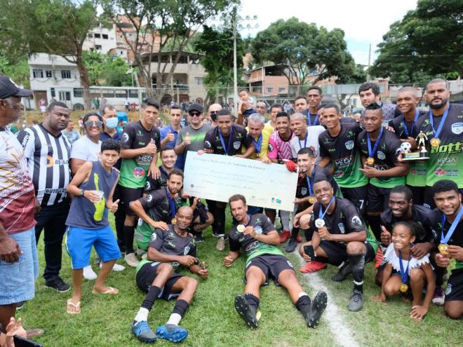 Mercenários recebeu cheque simbólico das mãos do prefeito Bruno Morato como prêmio pela conquista do título