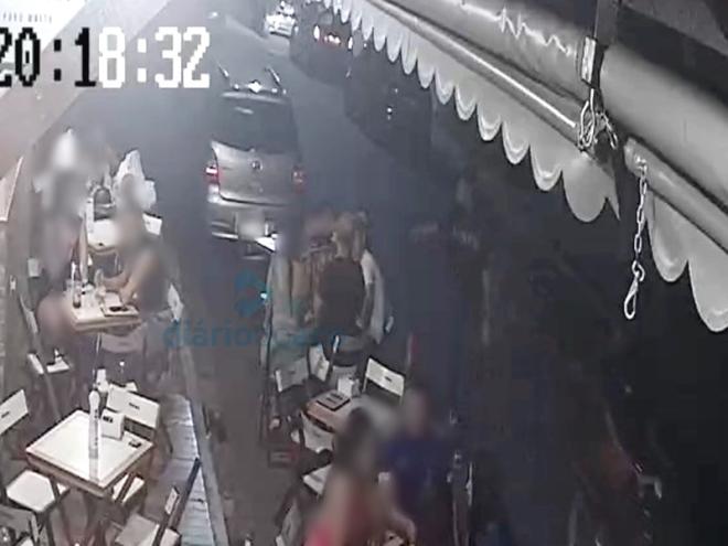 O momento que o assaltante aponta a arma para a vítima no bairro Iguaçu