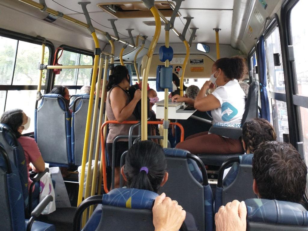 Em Ipatinga, motorista cobra passagem com trocadora dentro do ônibus |  Portal Diário do Aço