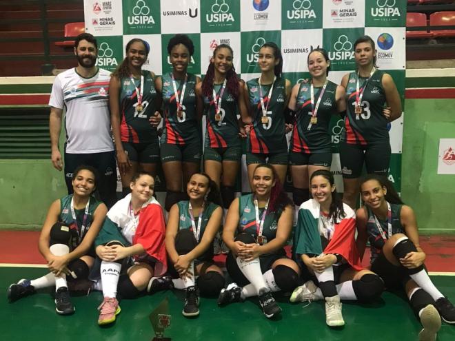 Equipe feminina sub-17 comemoraram a conquista