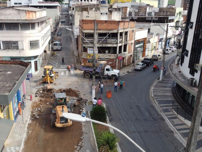 Secretaria de Obras iniciou o serviço na rua Dr. Querubino no início da semana