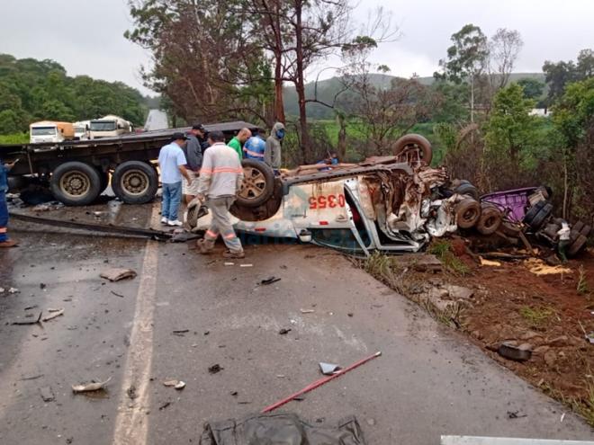 Os veículos ficaram bastante destruídos no acidente na manhã desta quarta-feira