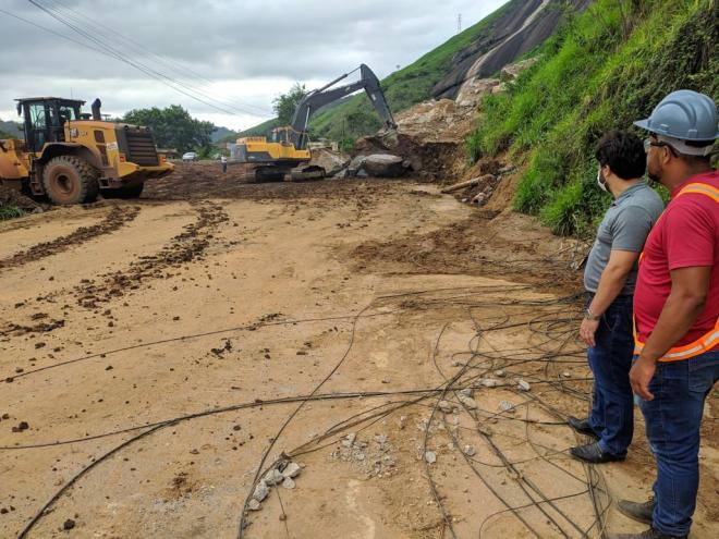O deslizamento de terra, que provocou a queda de rochas na avenida Belo Horizonte, ocorreu na madrugada de 11 de novembro