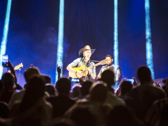 O cantor Hyuri Luna comandou a festa com clássicos e músicas inéditas 